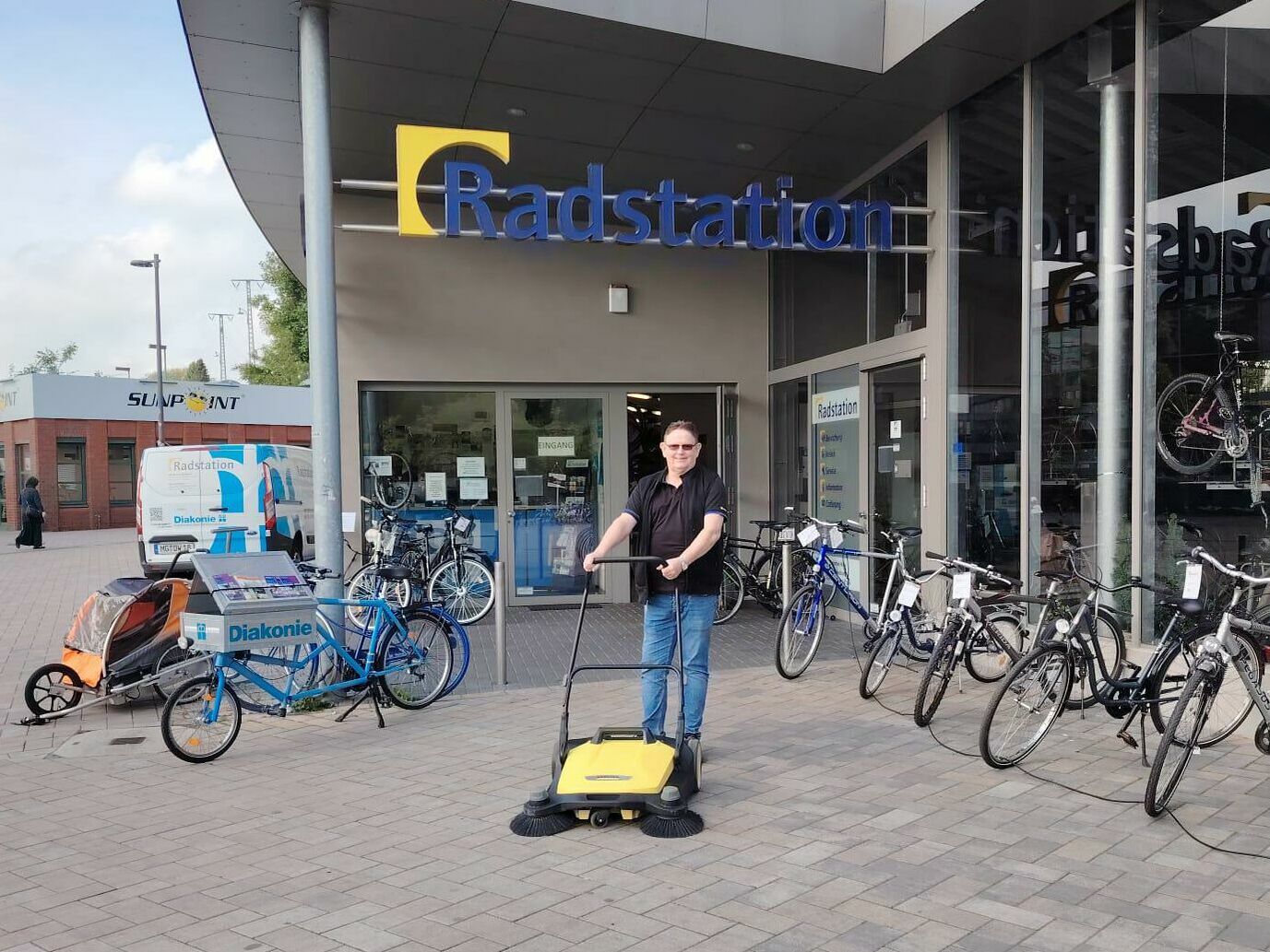 Alfred Kärcher SE & Co. KG  spendet Kehrmaschine an die Radstation der Diakonie