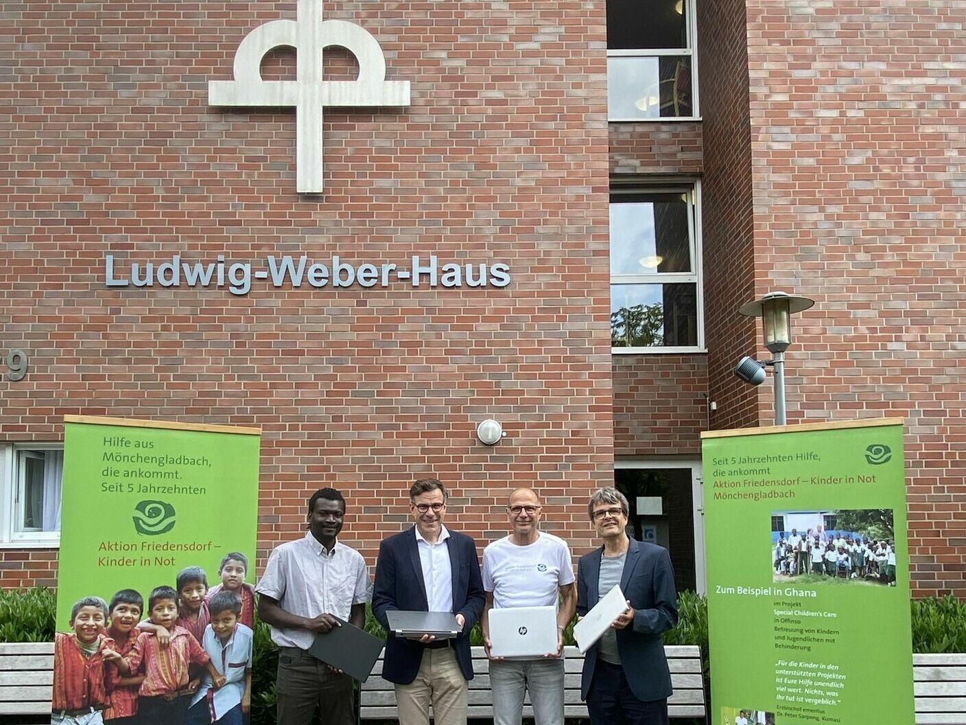 Laptop-Spende an Aktion Friedensdorf - Kinder in Not Mönchengladbach e.V.